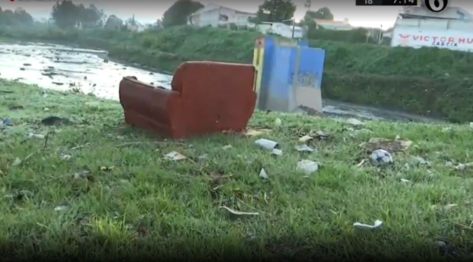 Después de las lluvias queda mucha basura y muebles abandonados en vaso regulador Puente Negro