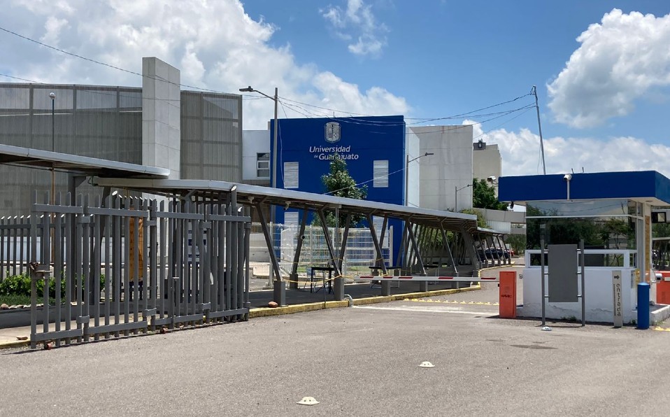 Regresan a clases en modalidad híbrida alumnos de la UG