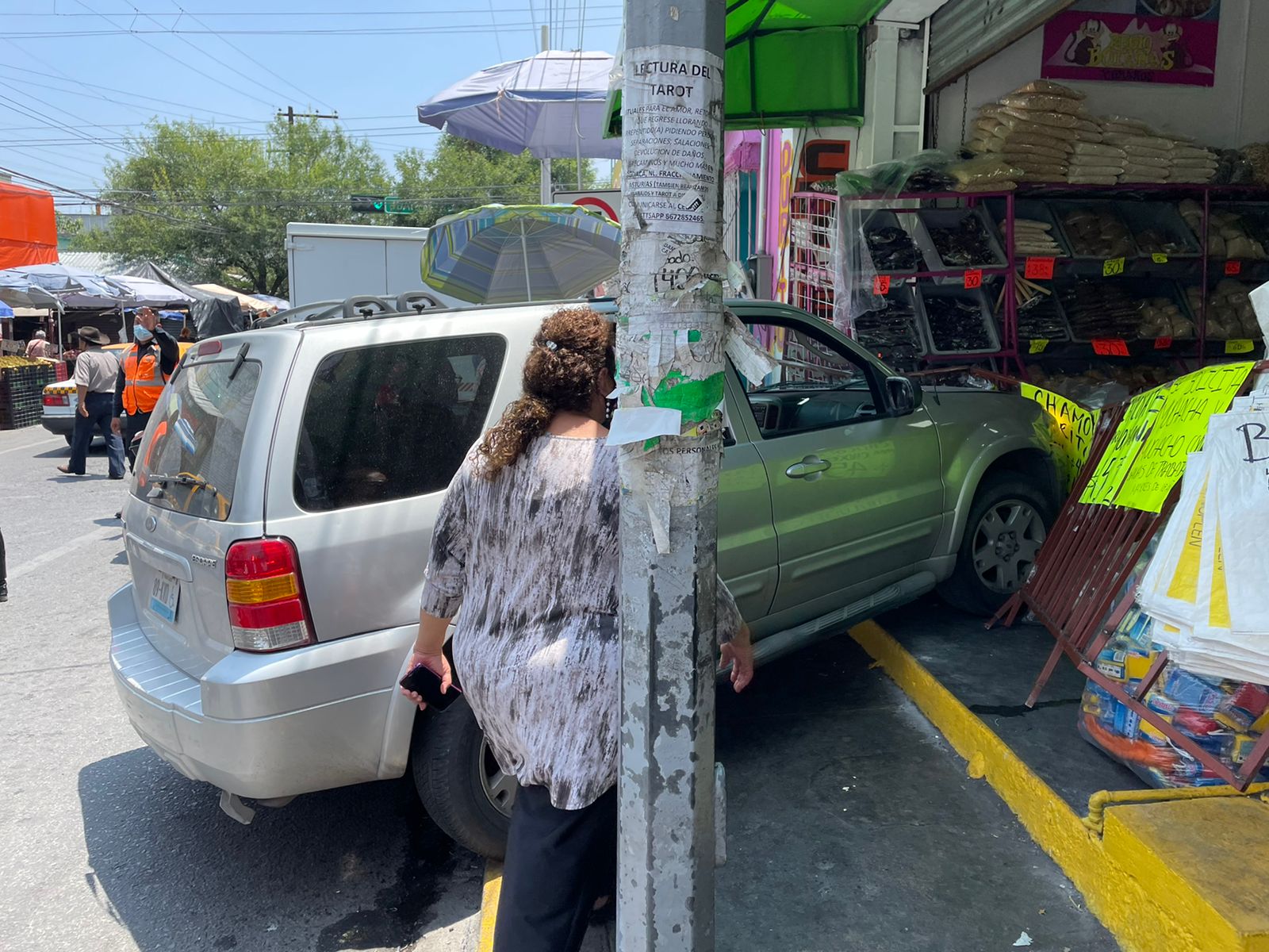 Camioneta se impacta contra dulcería en el Centro de Monterrey 