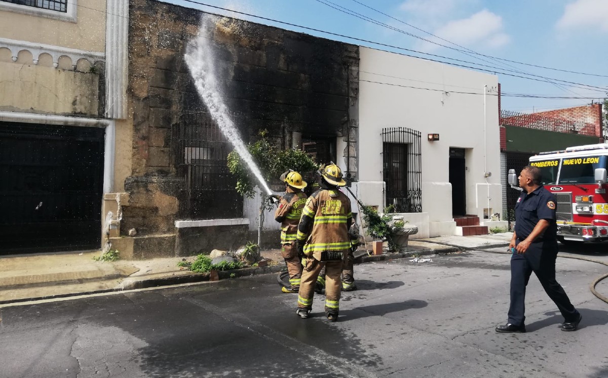 Fuego consume casa antigua en el Centro de Monterrey