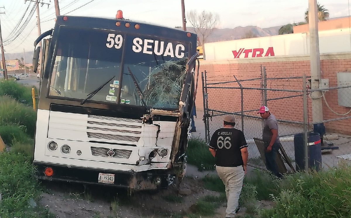 Camión de personal sufre aparatoso accidente en bulevar Mieleras de Torreón