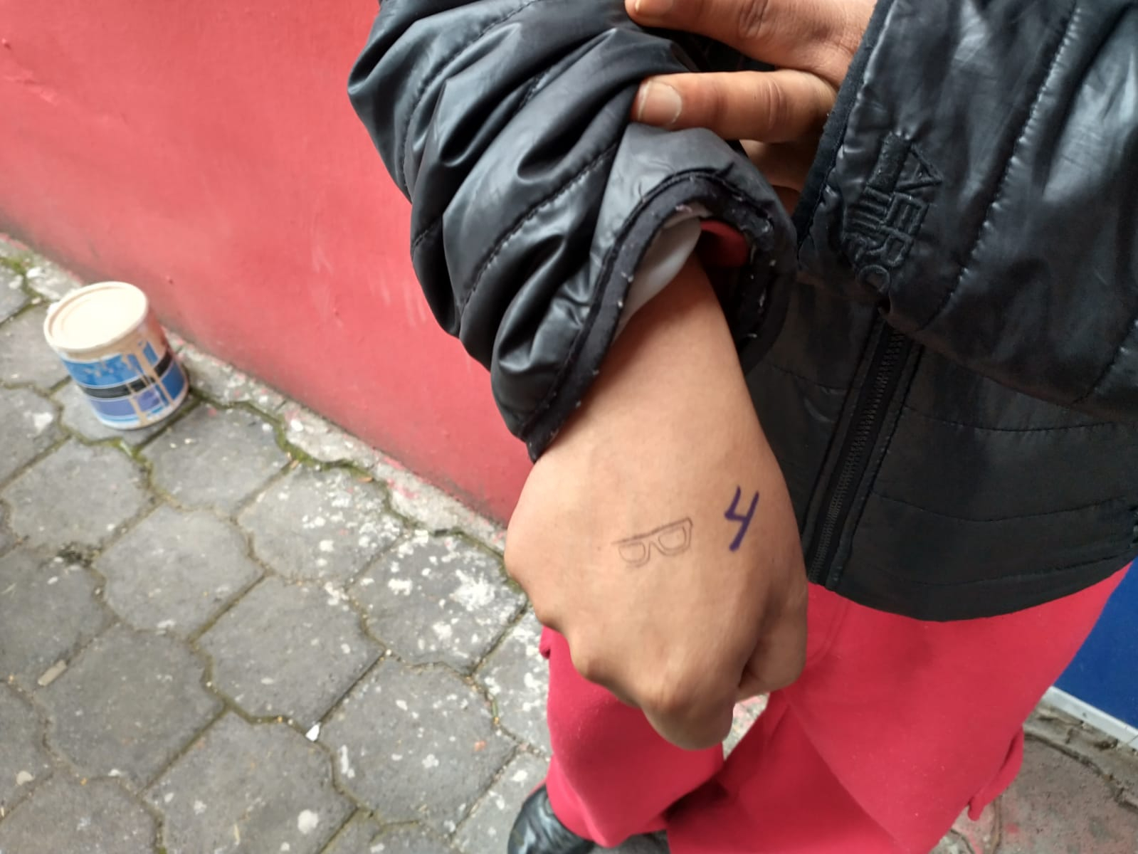 Con sellos y marcadores organizan las largas filas para pruebas covid-19 en Ecatepec