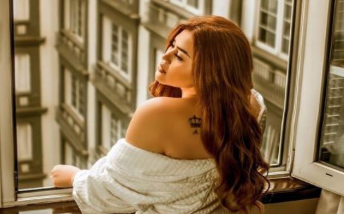 Con una copa de vino en la mano, Gomita posa con atrevido conjunto de lencería (FOTO)