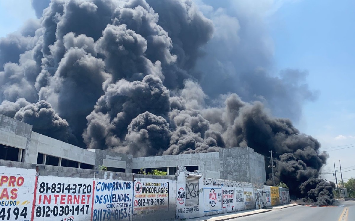 Fuerte incendio en empresa de Santa Catarina deja 4 heridos; amenaza con extenderse a negocios