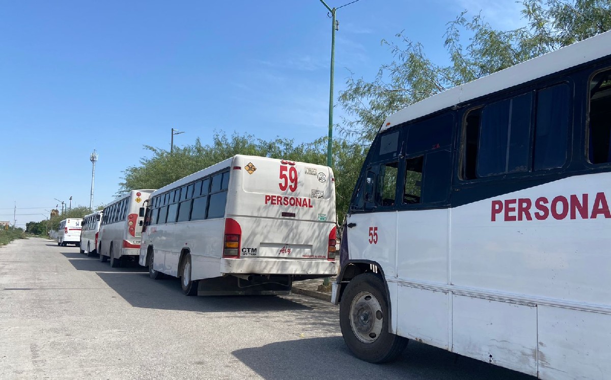 Camiones de transporte de personal se manifiestan en Casa de Gobierno de GP