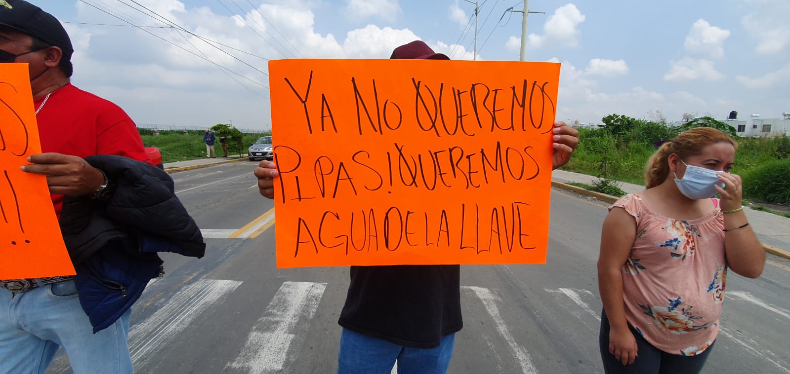 Se manifiestan vecinos de Villa Fontana por falta de agua en Tlajomulco