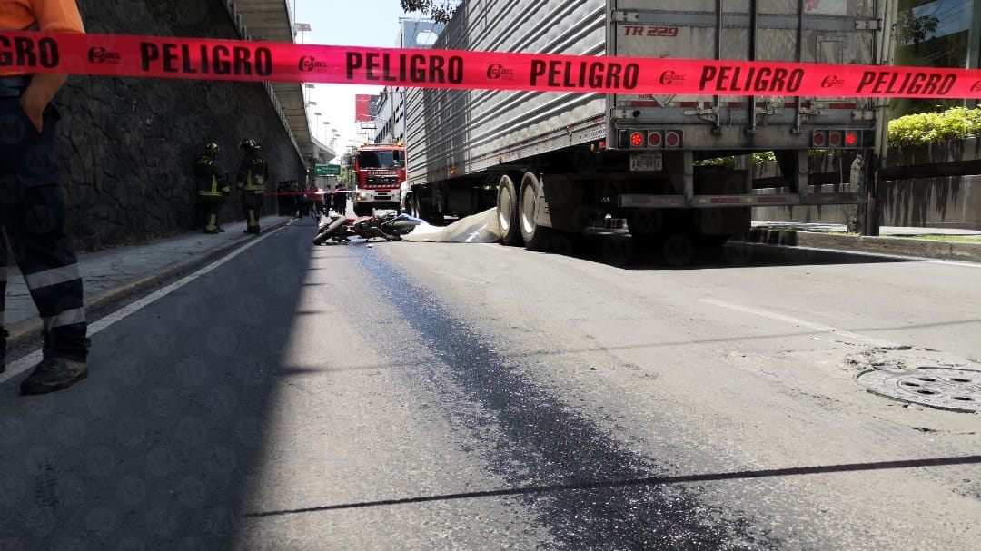 Motociclista murió tras derrapar y chocar contra un tráiler en la CdMx