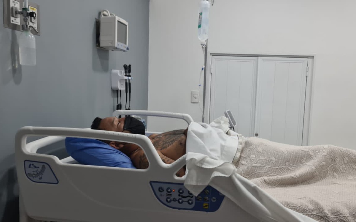 "Aquí estoy aferrado a la vida": 'El Mijis' publica foto en cama de hospital