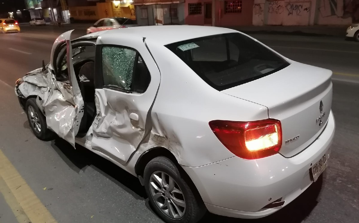Camión torton invade carril y se estrella contra automóvil en Torreón 