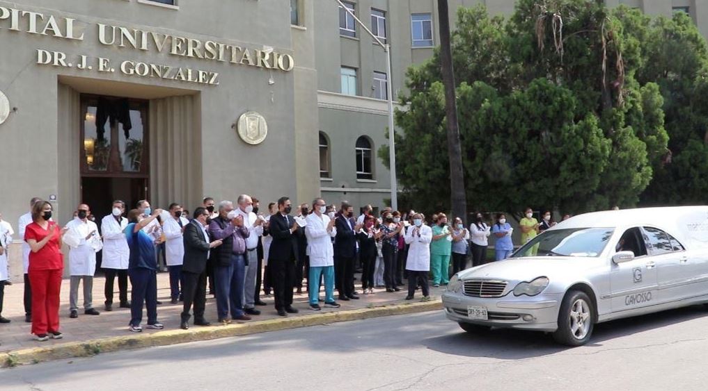 Entre aplausos, despiden al fallecido ex director del Hospital Universitario
