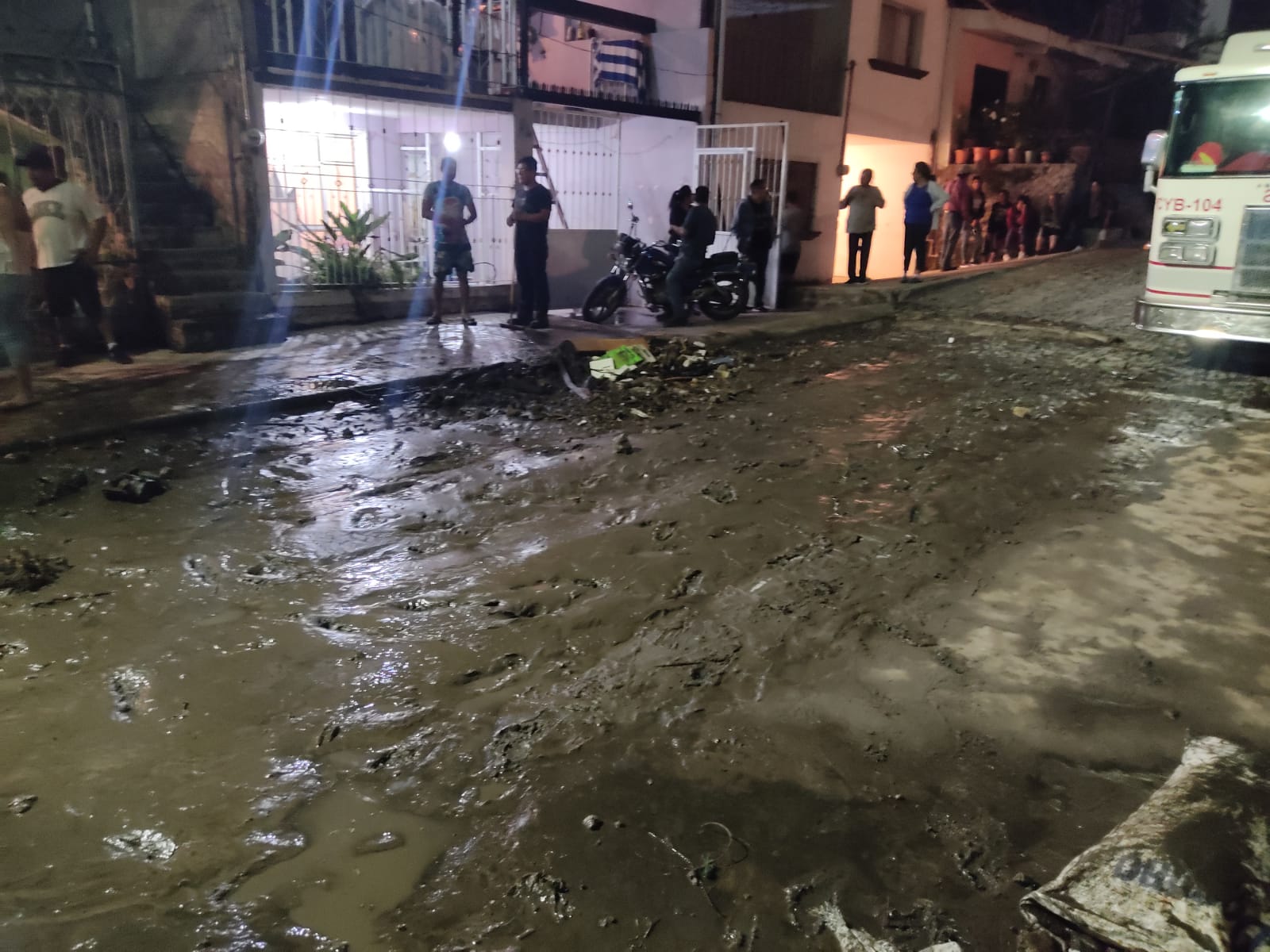 Construyen muros más altos para evitar nuevos desbordamientos del arroyo 'El Seco'