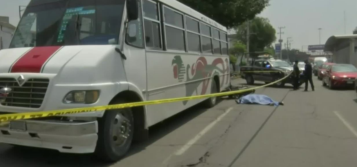 Motociclista muere atropellado al intentar ganarle el paso a un tráiler en Ecatepec