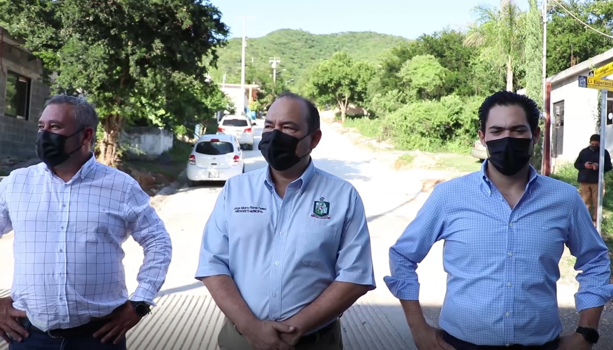 Supervisan trabajos de pavimentación hidráulica en Santiago