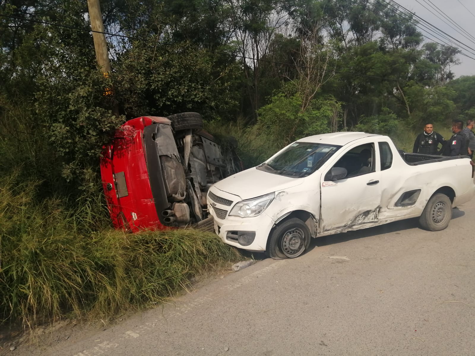 Choca contra patrulla y camioneta tras persecución en Cadereyta; termina volcado
