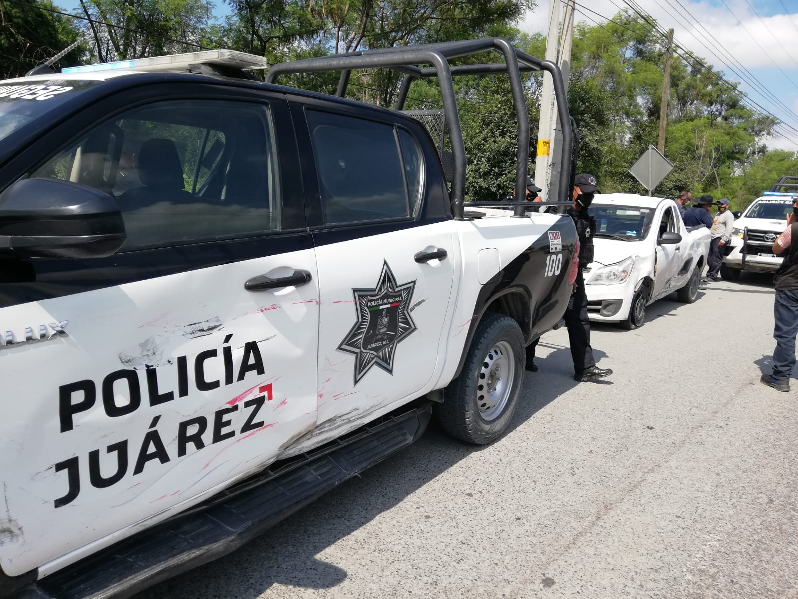 Choca contra patrulla y camioneta tras persecución en Cadereyta; termina volcado