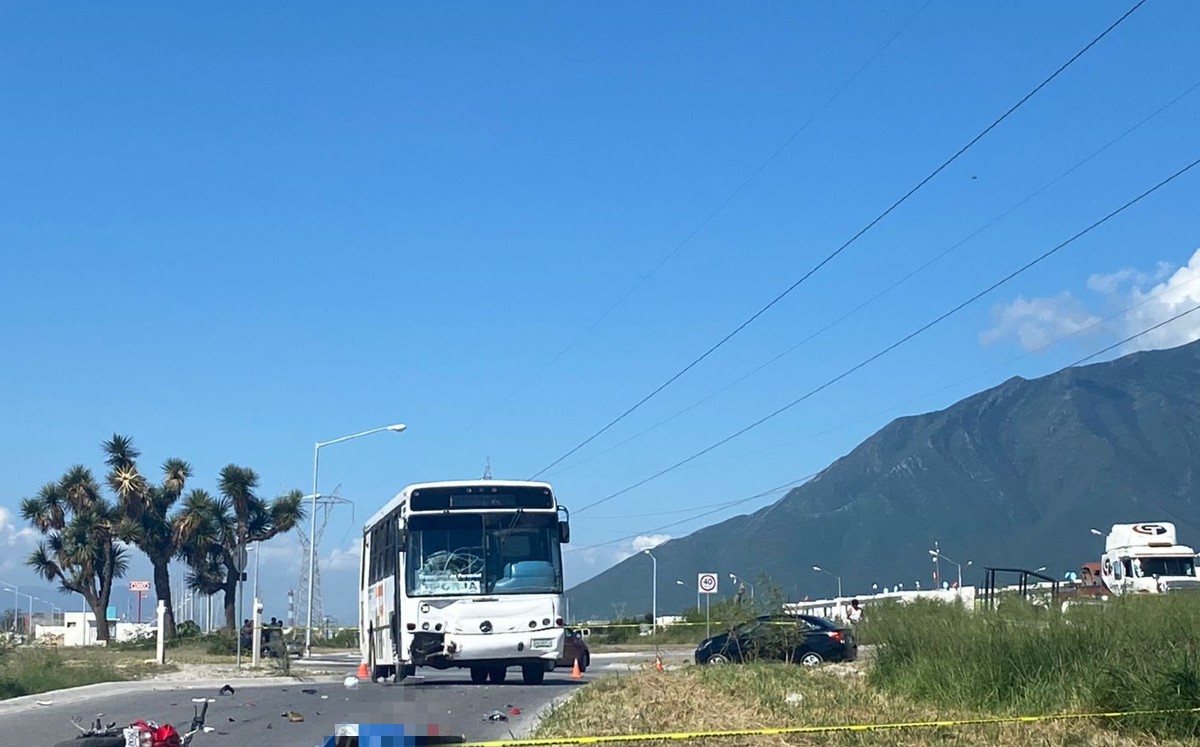 Muere motociclista al chocar contra camión de personal en El Carmen