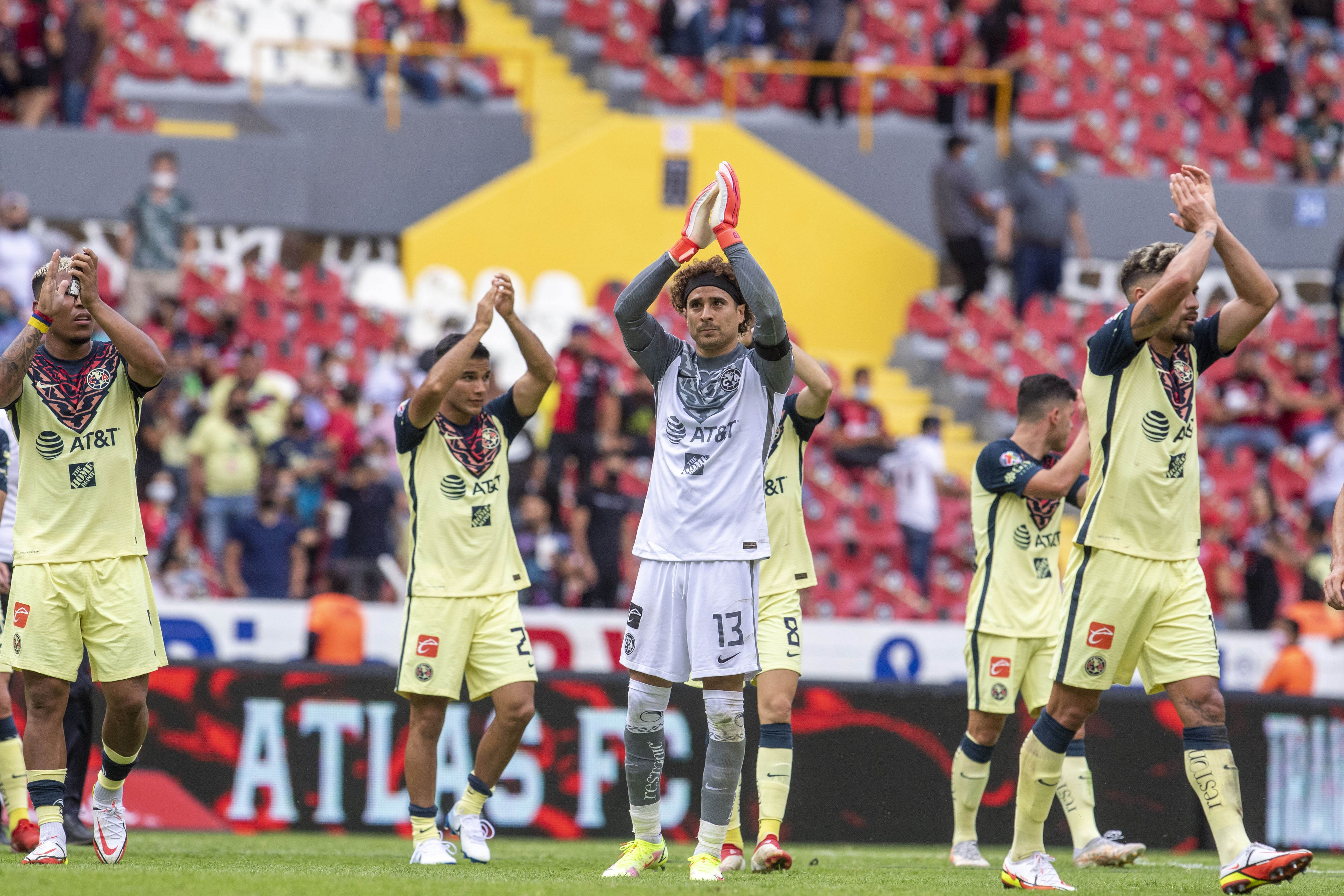 América gana con un hombre menos y es líder del futbol mexicano