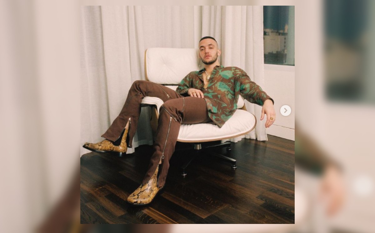 Acusan de machista a C. Tangana por foto rodeado de mujeres en bikini