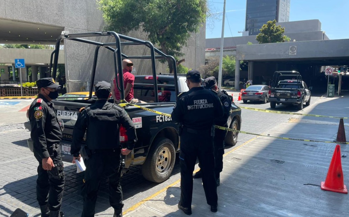 Detienen a hombre por intentar atacar con un cuchillo a elemento de seguridad de Secretaría de Salud