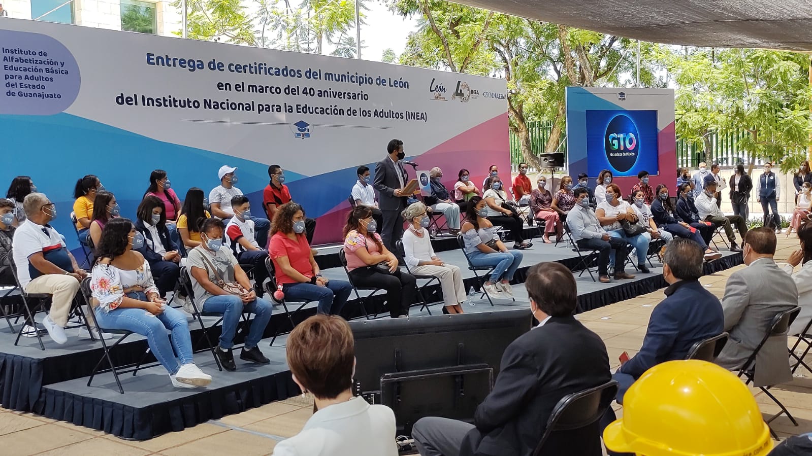 Entregan en León 150 certificados por INAEBA; avanzan 14 puntos de rezago educativo