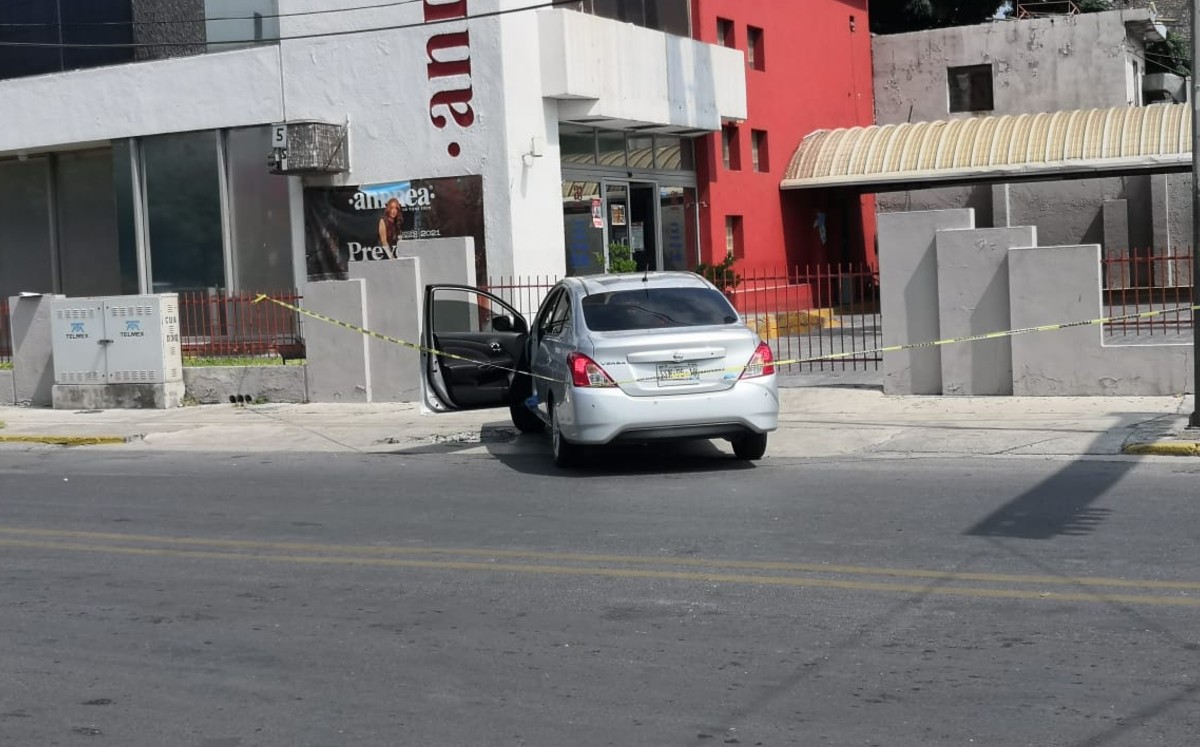 Muere hombre a bordo de su auto en el Centro de Monterrey