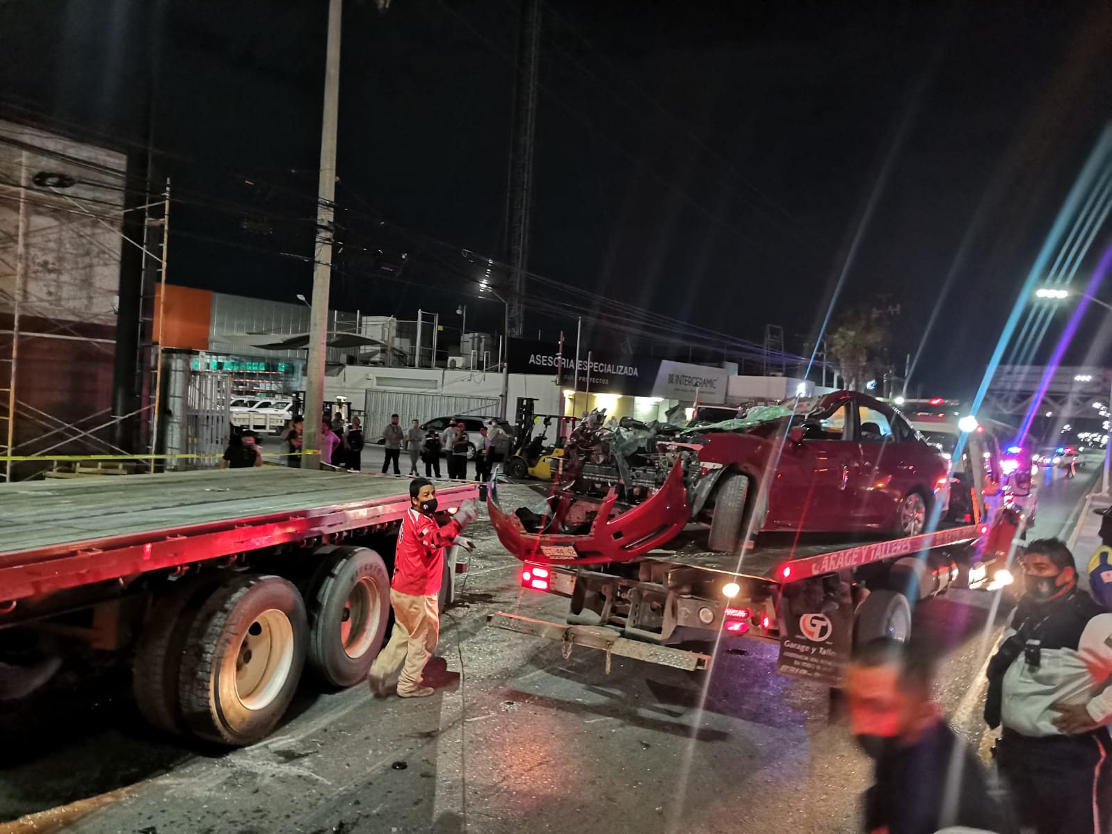 Jóvenes se salvan de morir tras aparatoso accidente en avenida Rómulo Garza