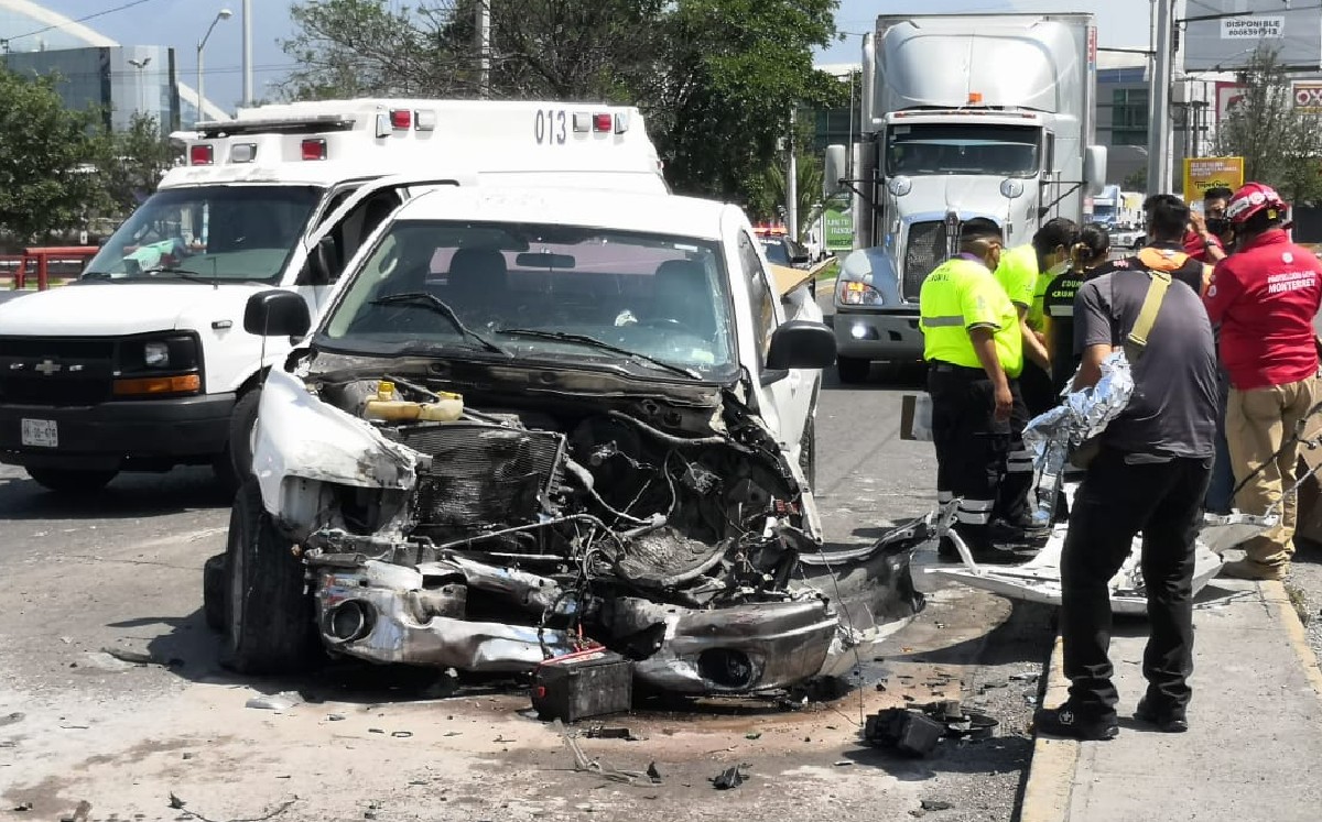 Conductor de camioneta choca contra tráiler tras quedarse sin frenos en Madero y Conchello