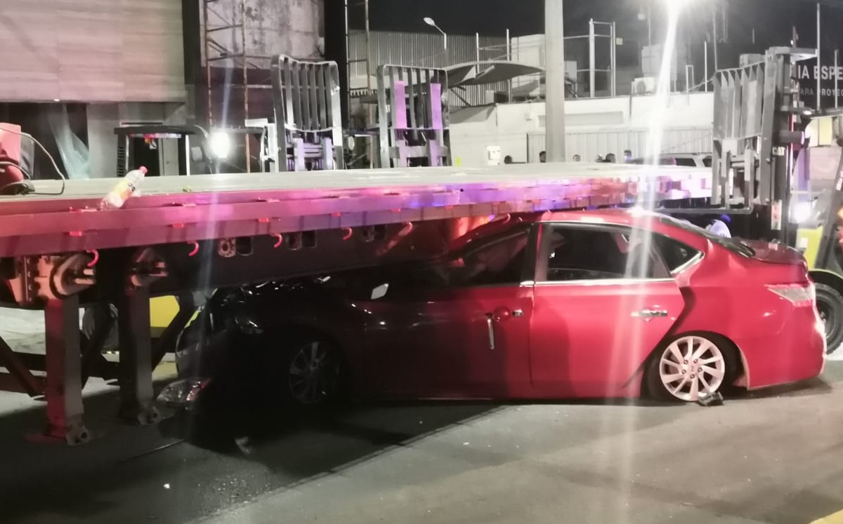 Jóvenes se salvan de morir tras aparatoso accidente en avenida Rómulo Garza