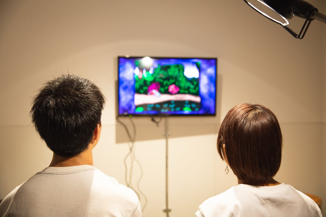 ¿Quién tiene la culpa? Padres graban a hijo sonámbulo que jugaba videojuegos; los critican