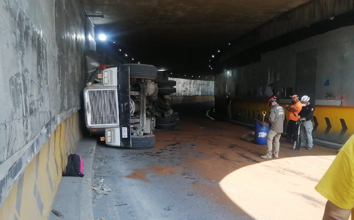 Revolvedora vuelca en paso a desnivel de avenida Las Américas