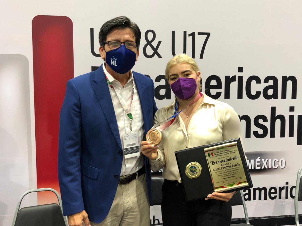 Aremi Fuentes recibe reconocimiento por parte de la Federación Mexicana de Halterofilia