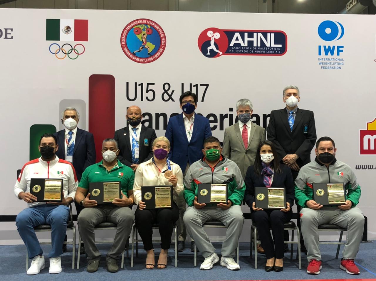 Aremi Fuentes recibe reconocimiento por parte de la Federación Mexicana de Halterofilia