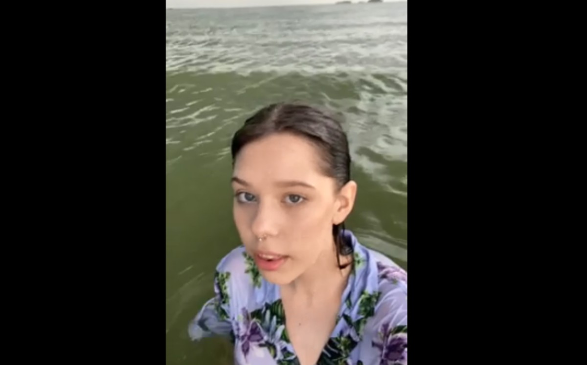 Video de chica en medio del mar causa perturbación en TikTok