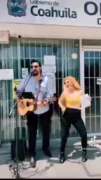Telediario noticia Con todo y músico, mujer celebra su divorcio afuera de registro civil en Torreón