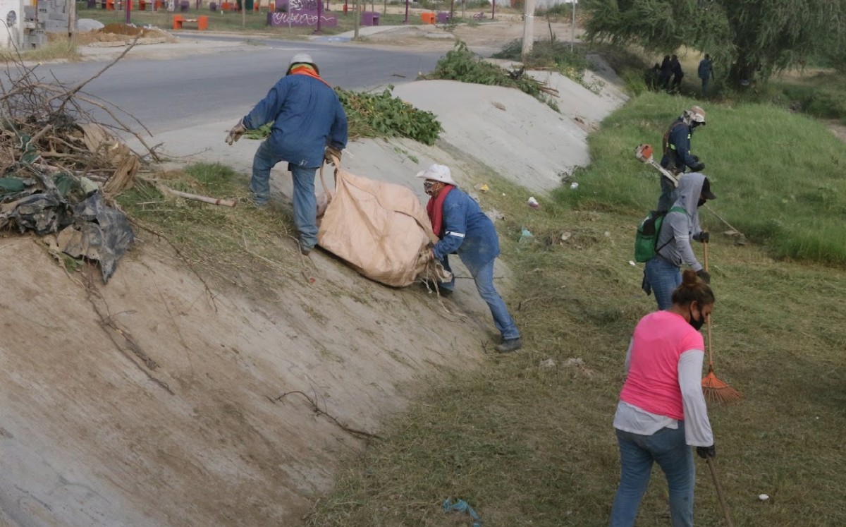 Hacen limpieza en alcantarillas y arroyos de García ante temporada de lluvias