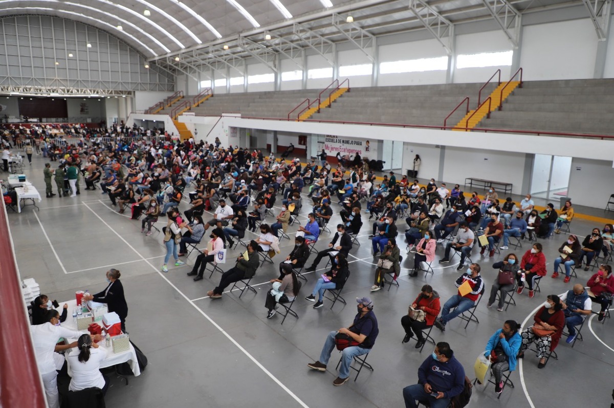 Vacunan contra covid-19 a empleados rezagados de empresas mexiquenses en Ecatepec