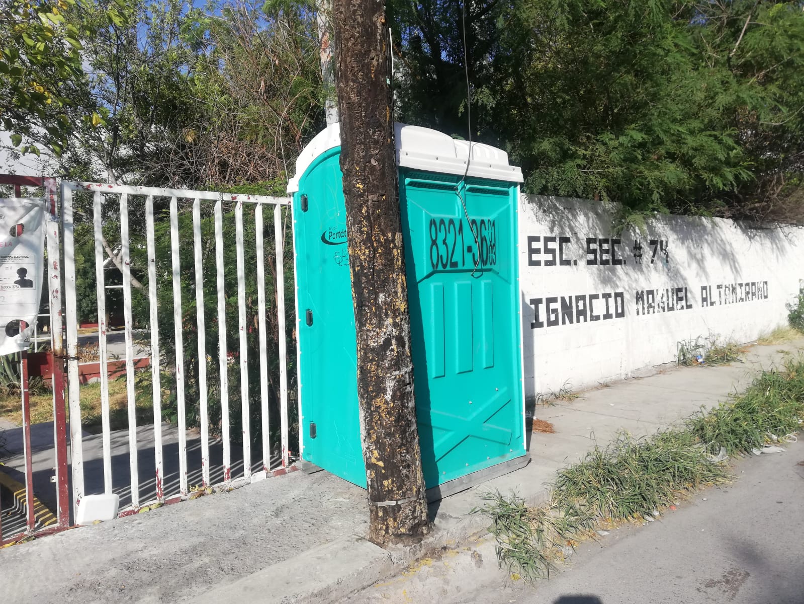 Abandonan baño portátil en la entrada de secundaria en la colonia San Martín