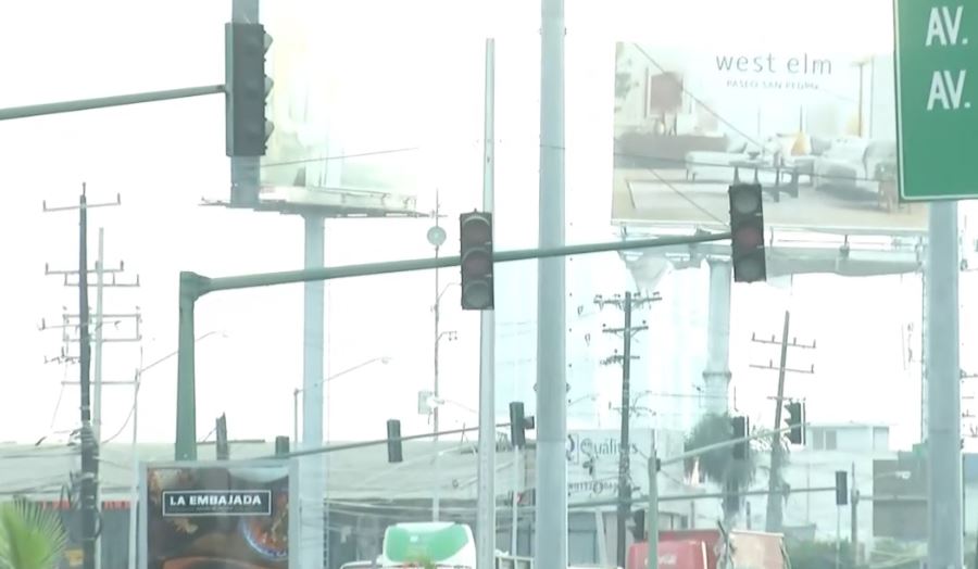 Semáforos apagados ponen en riesgo a ciudadanos sobre avenida Fleteros