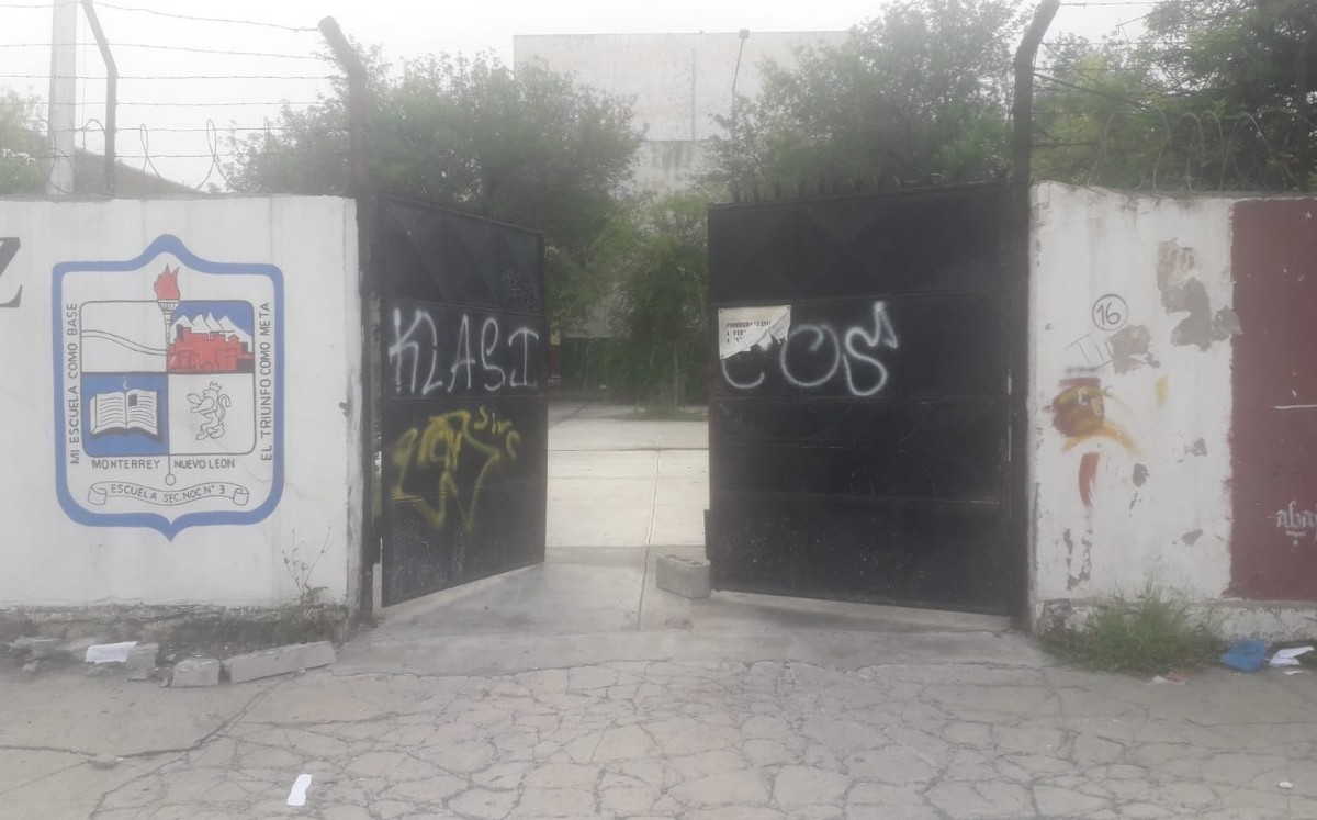 Delincuentes saquean primaria del Centro de Monterrey y la dejan en pésimas condiciones