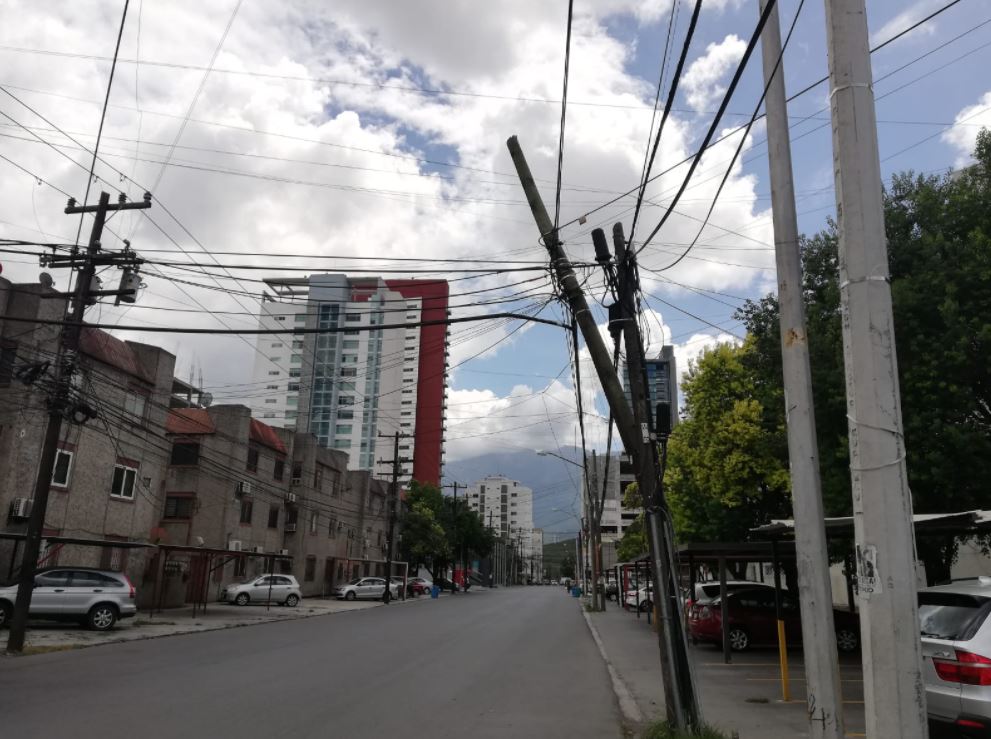 Poste a punto de caer preocupa a habitantes de la colonia Residencial Galerías