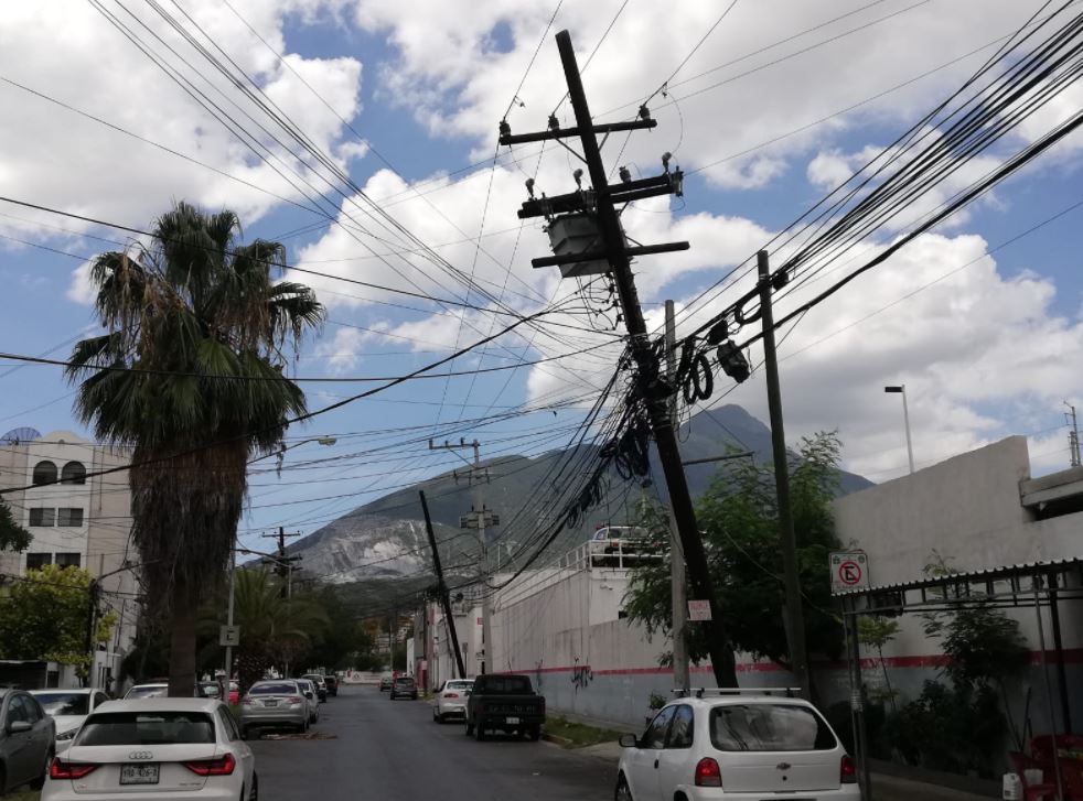 Poste a punto de caer preocupa a habitantes de la colonia Residencial Galerías