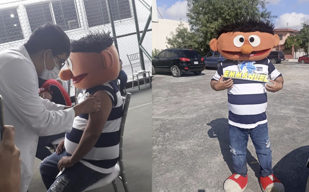 Con botarga de Enrique, de Plaza Sésamo, se vacuna contra el Covid en honor a su hijo fallecido en Apodaca