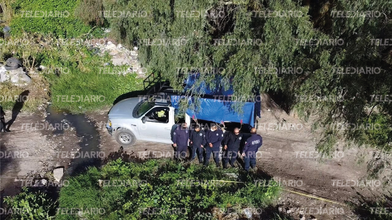 Encuentran a tres hombres muertos y uno lesionado dentro de una camioneta en Ecatepec