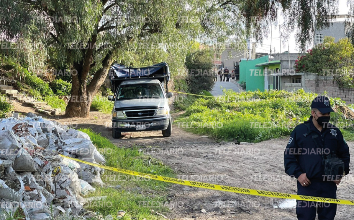 Encuentran a tres hombres muertos y uno lesionado dentro de una camioneta en Ecatepec