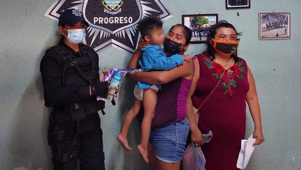 Rescatan a niño de dos años que deambulaba por las calles en pañales
