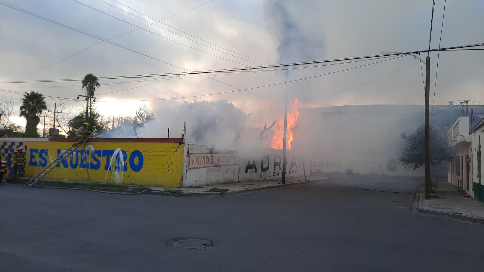 Combaten incendio en lote baldío de la colonia Constituyentes del 57