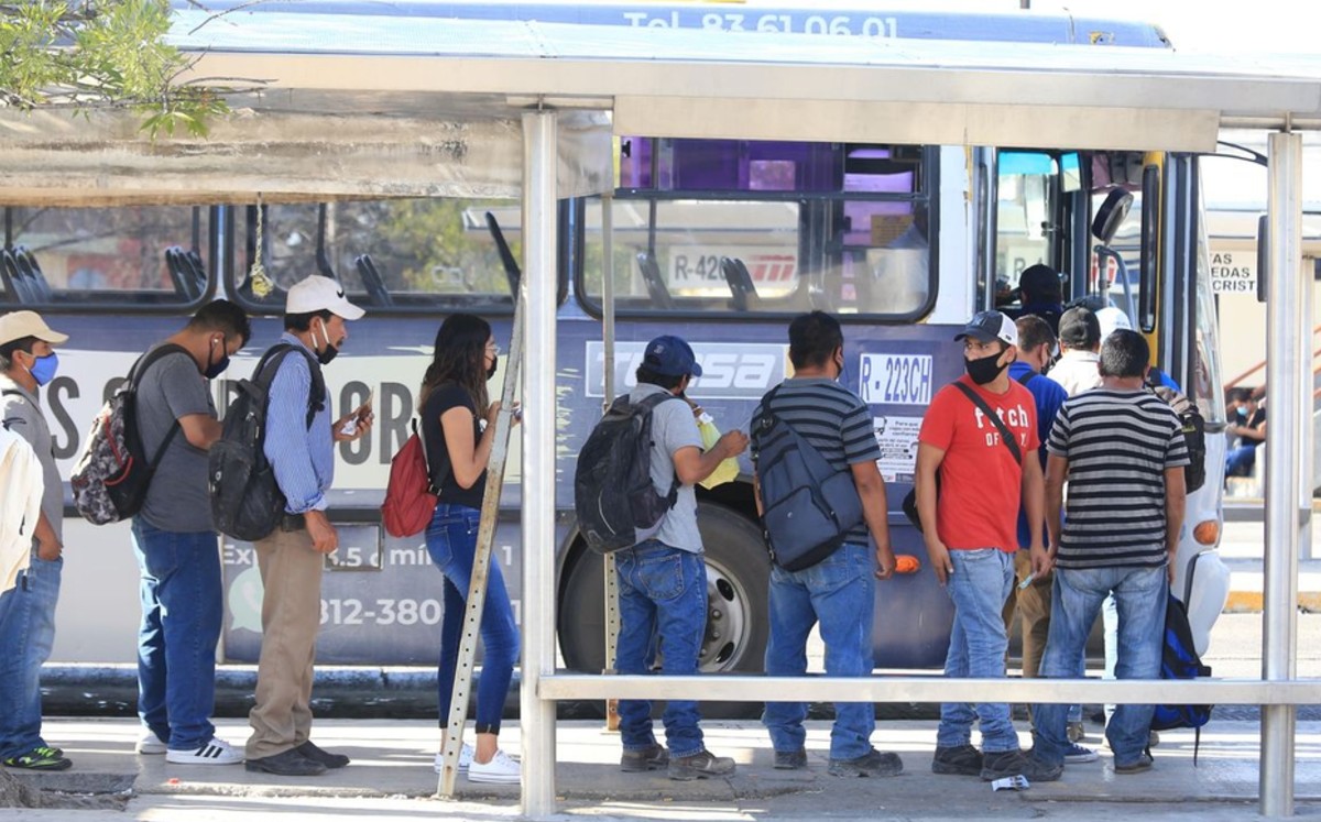 Transportistas anuncian incremento a tarifa; atribuyen deterioro del servicio al gobierno de NL