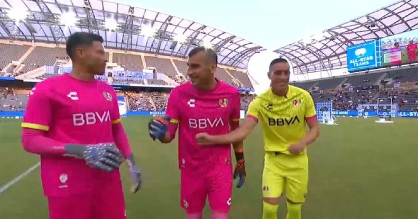Nahuel Guzmán ignora a Rogelio Funes Mori
