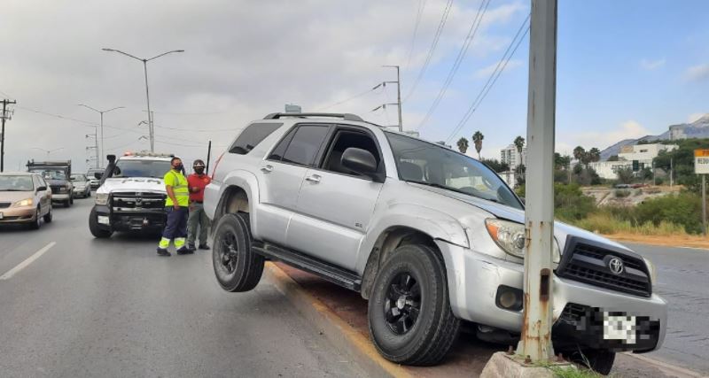Conductor impacta su camioneta contra luminaria en avenida Morones Prieto
