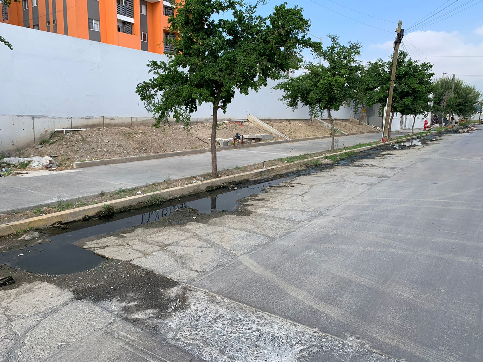 Fuga de aguas negras afecta a habitantes y comerciantes de la colonia Industrial